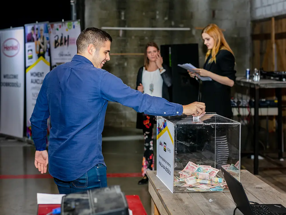 Moment humanitarna aukcija