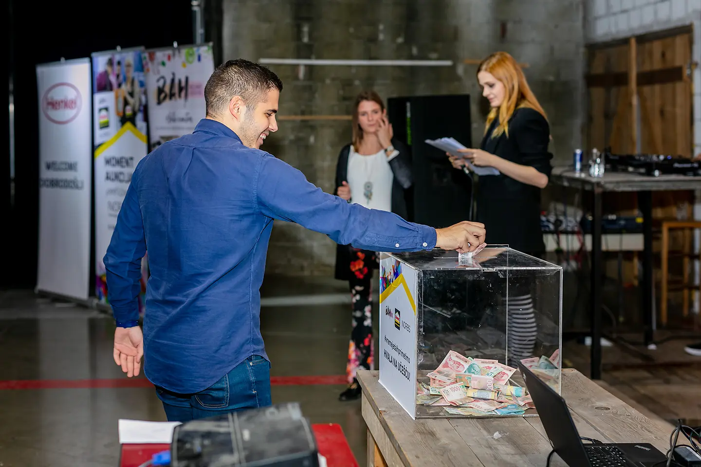 Moment humanitarna aukcija