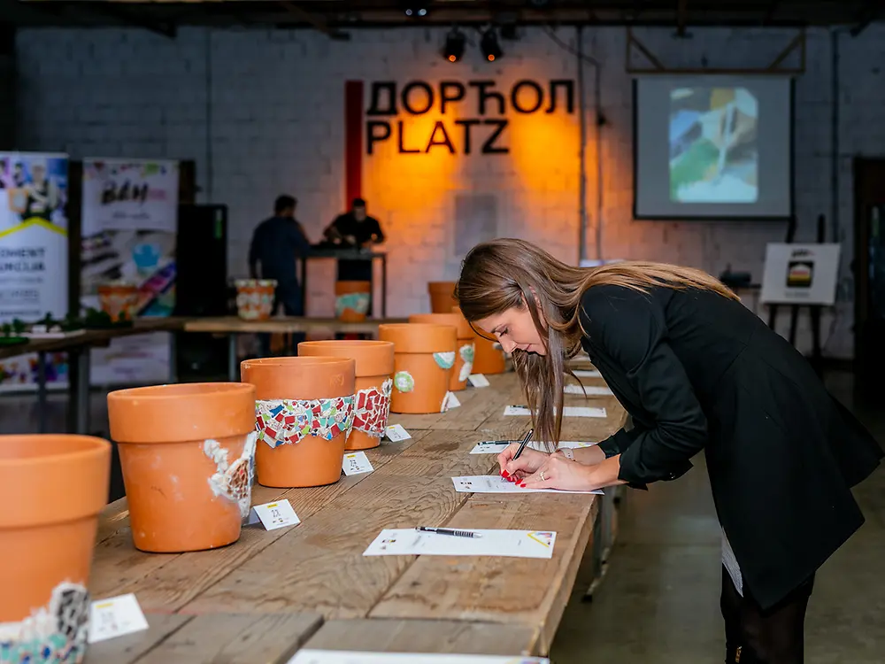 Moment humanitarna aukcija