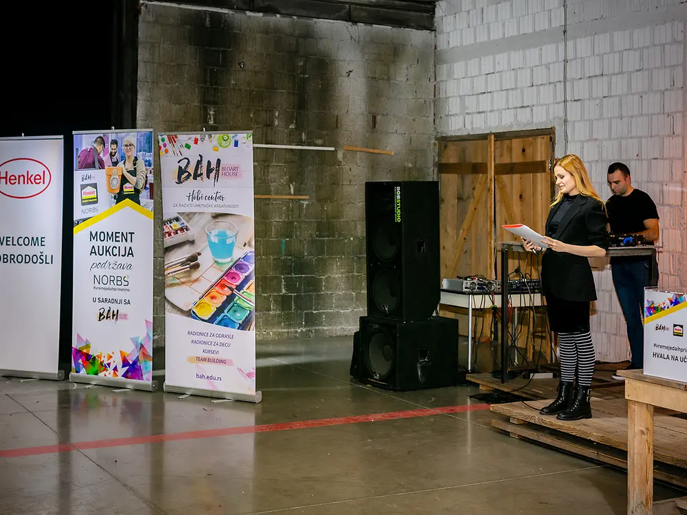 Moment humanitarna aukcija