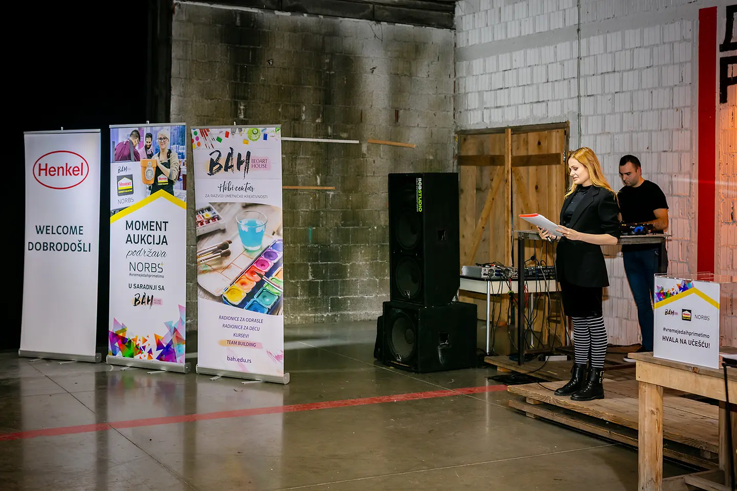 Moment humanitarna aukcija