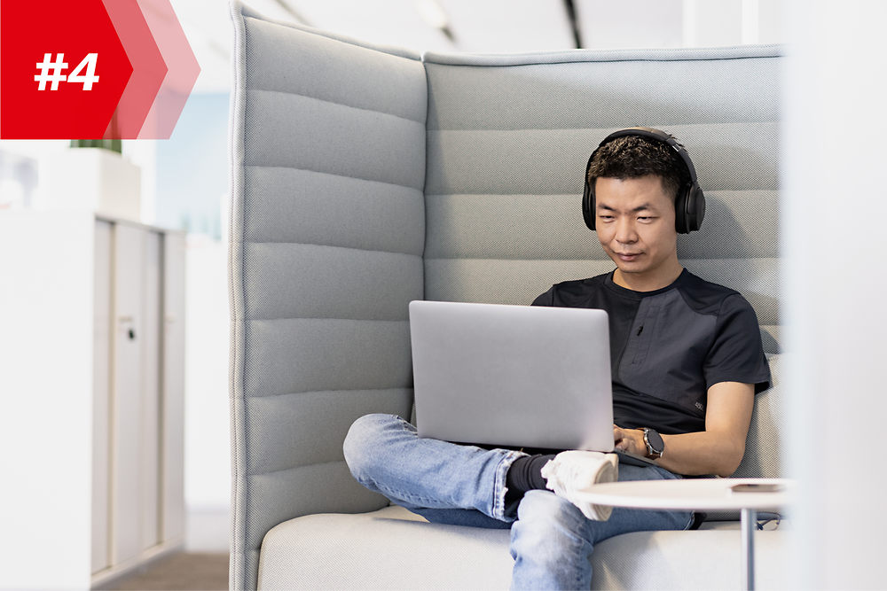 Zaposlenik Henkela Hao, šef tvornice mobilnih aplikacija, sa slušalicama i laptopom