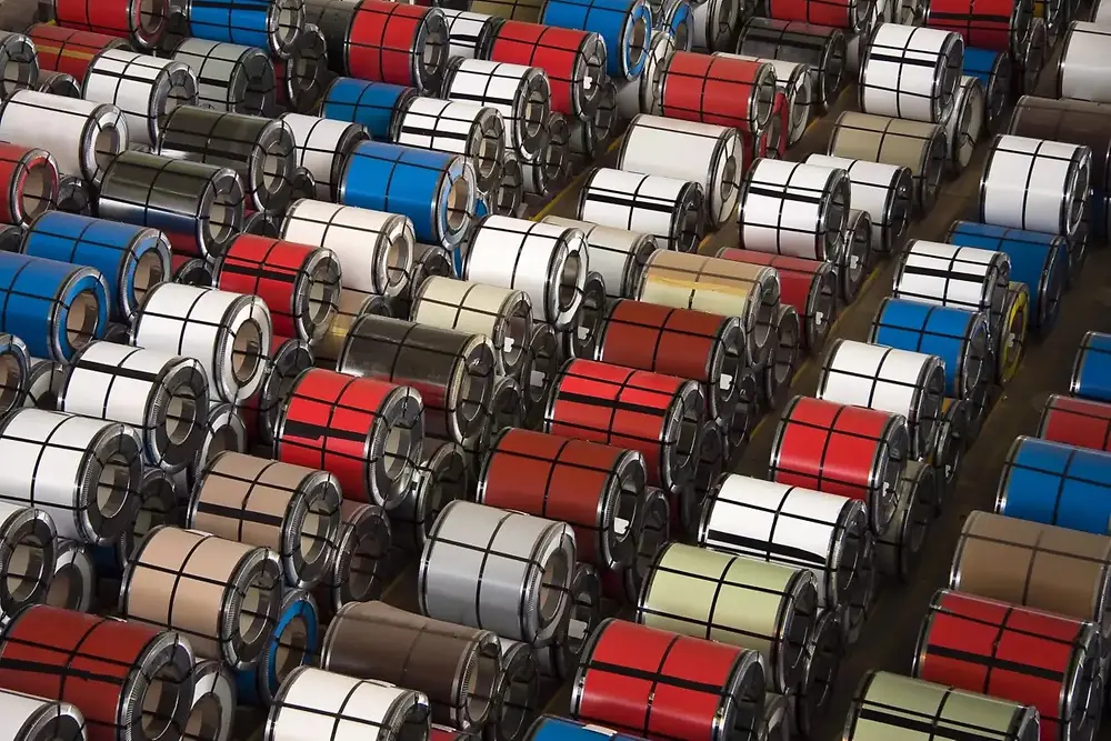 Krupan plan složenih metalnih rolni u industrijskom skladištu.