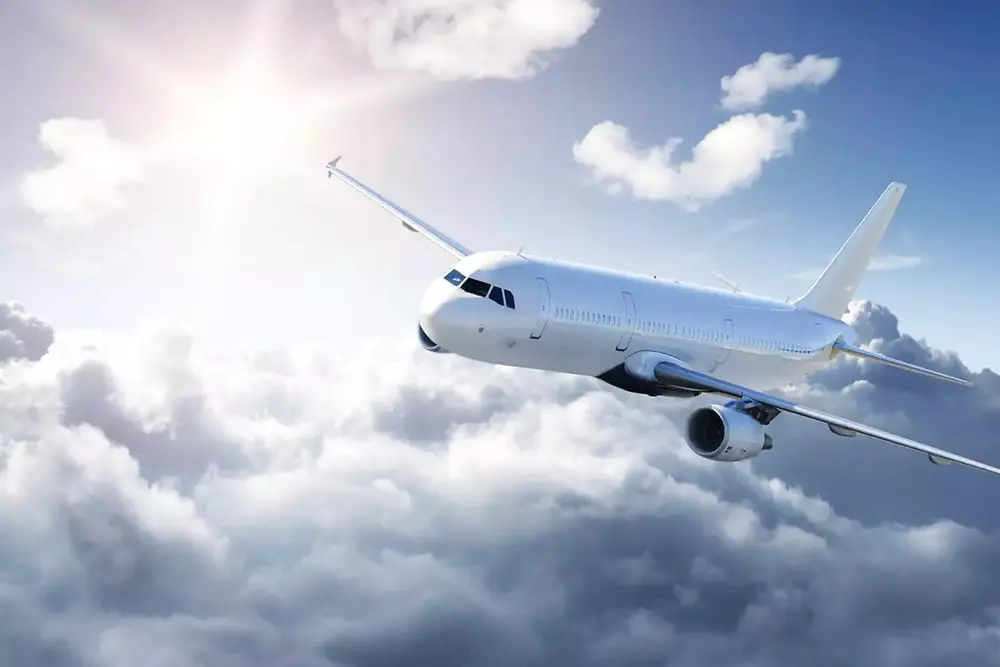 Avion parkiran na aerodromskoj pisti tokom dana.