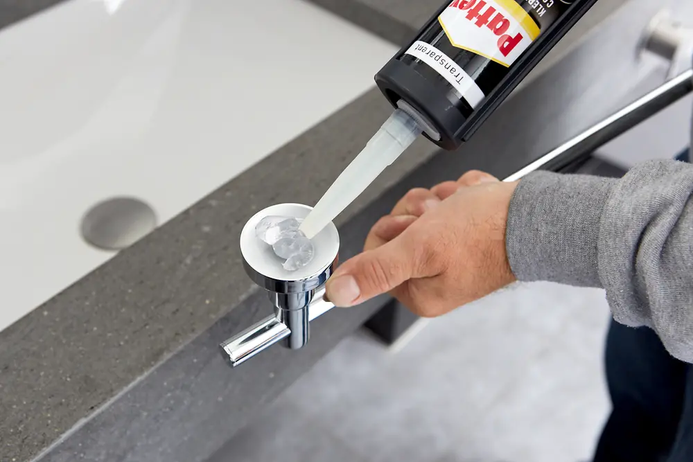 Mit Pattex 100% Kleben und Montieren eine praktische Handtuchstange sicher anbringen