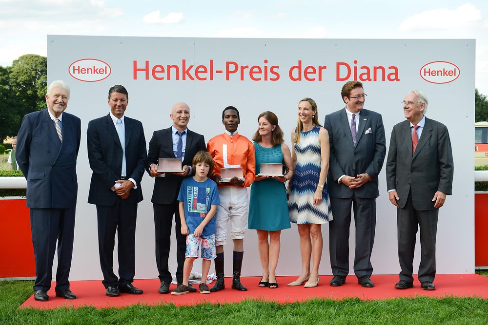 Die Siegerehrung der stolzen Gewinner vom Henkel-Preis der Diana.