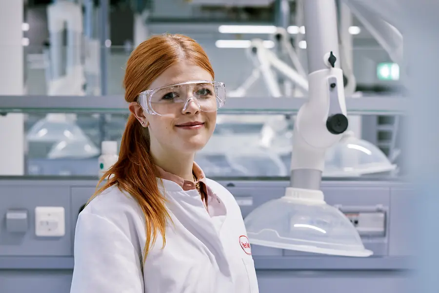 A woman in al lab