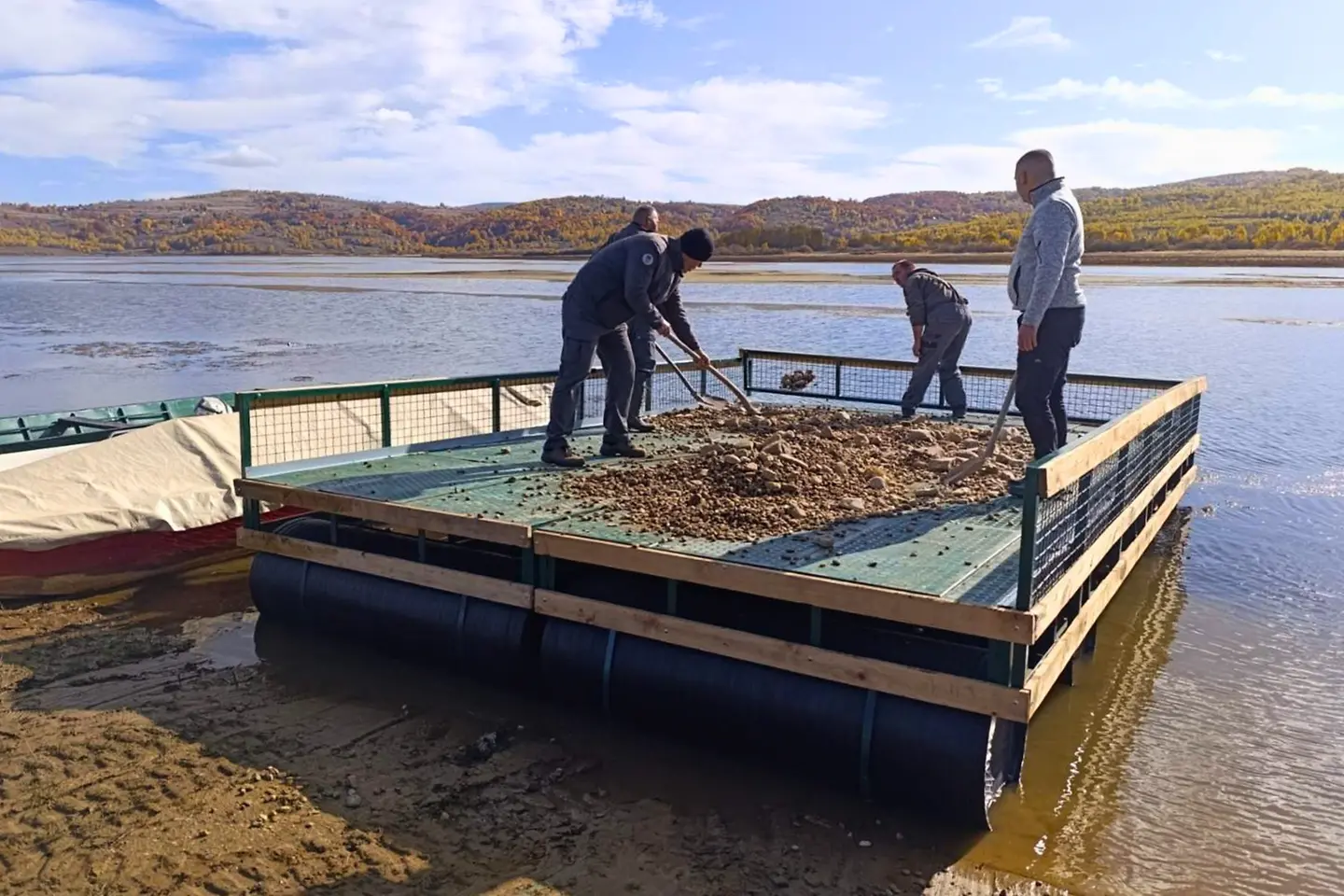 Na Vlasinskom jezeru postavljen splav za gnežđenje čigri