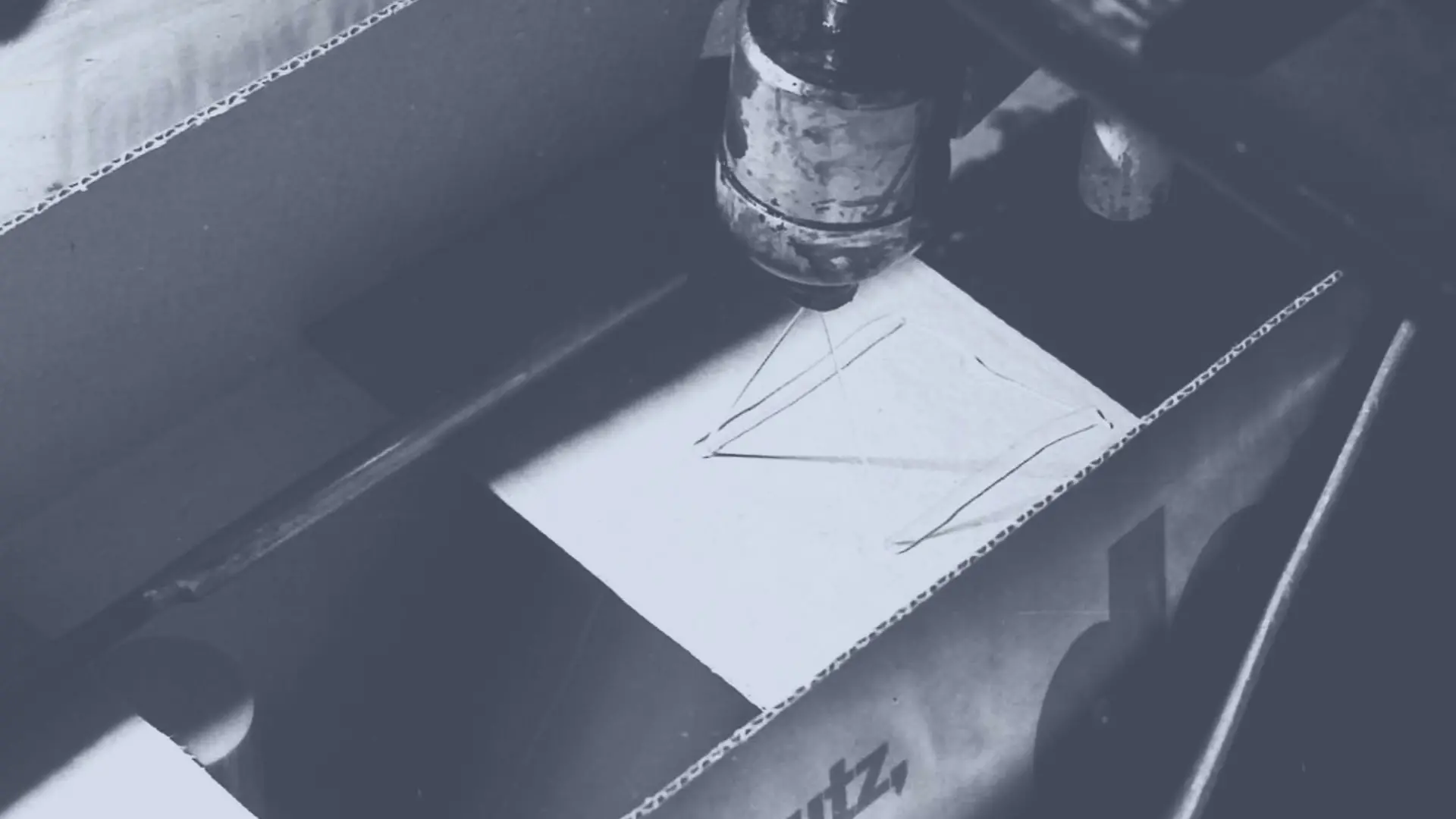 Hotmelt lepak Technomelt nanosi se na kartonsku kutiju pomoću raspršivača kako bi se zapečatila.