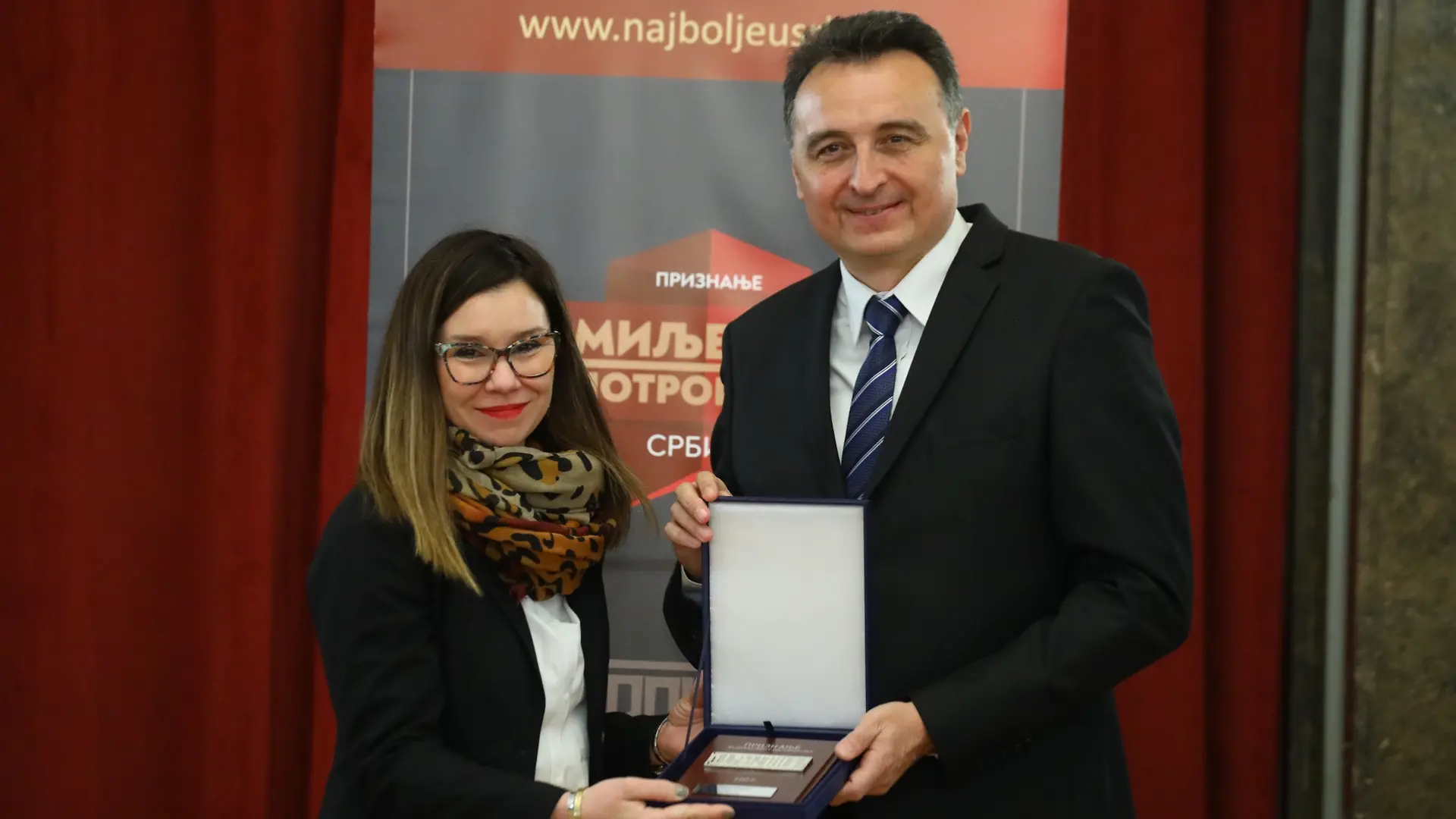 Na fotografiji je svečani trenutak uručenja priznanja, prikazan uz otvorenu kutiju sa priznanjem. Levo na fotografiji je Milica Šljivančanin, Marketing Manager Henkel Consumer Brands.