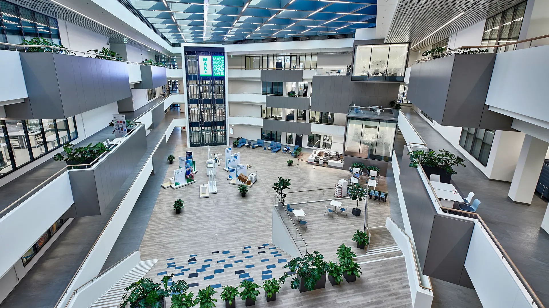 Enterijer Centra inspiracije Diseldorf sa velikim dvorištem u sredini. Slika takođe prikazuje zastakljene, visokoopremljene laboratorije koje se protežu na ukupno četiri sprata.