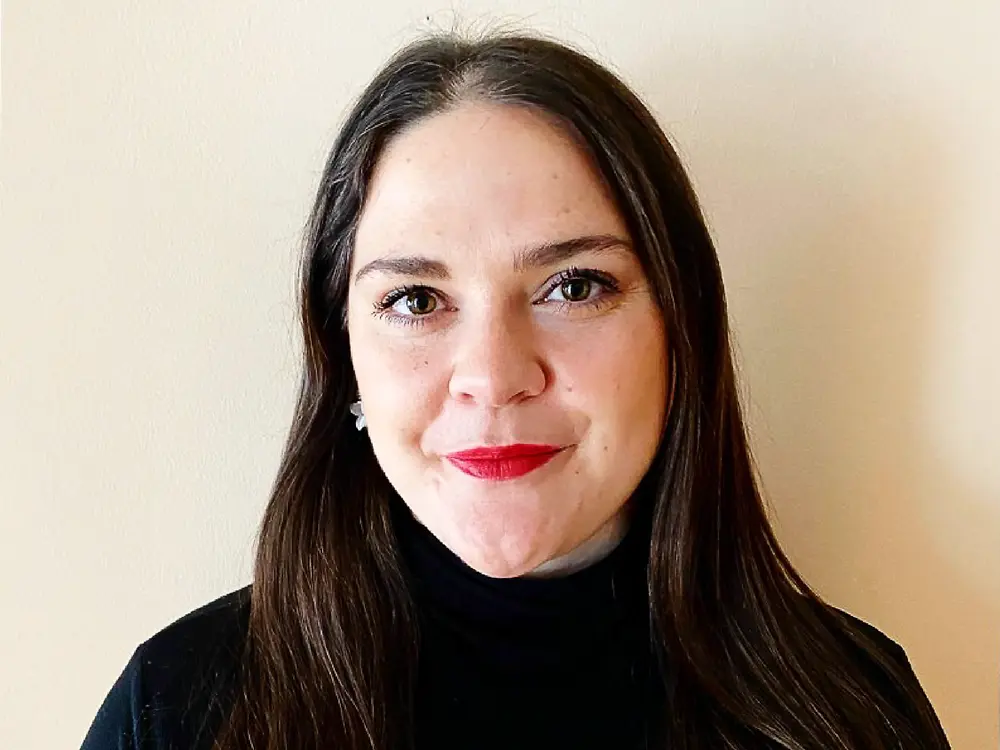 Partner za regrutovanje iz Severne Amerike u crnoj majici, stoji ispred svetlo bež pozadine i deli savete o tome kako izgraditi uspešnu karijeru.