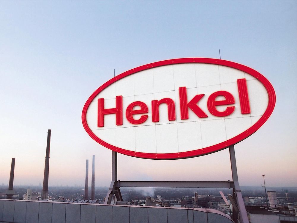 Henkelov logotip na krovu u Diseldorfu.