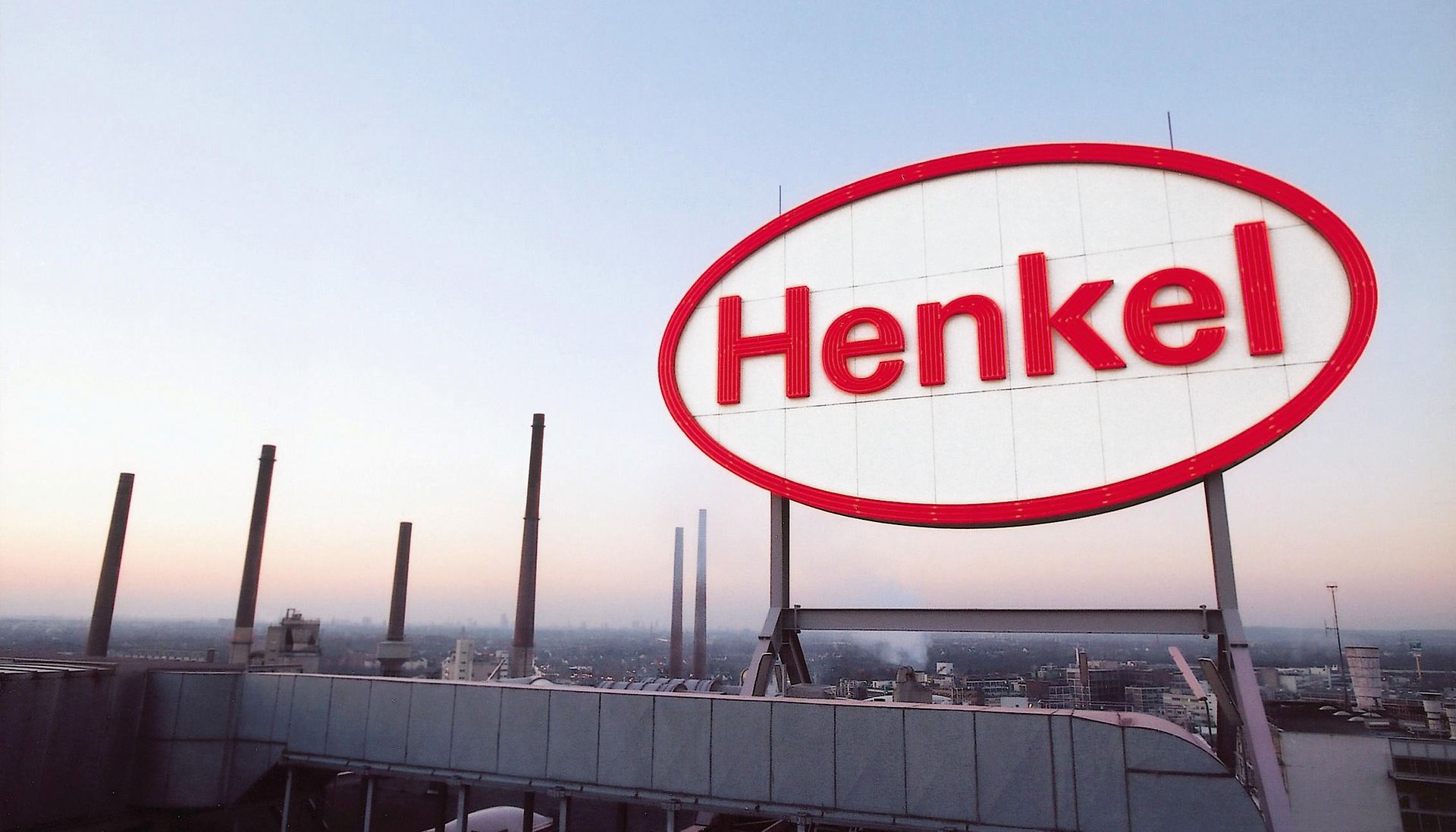 Henkelov logotip na krovu u Diseldorfu.