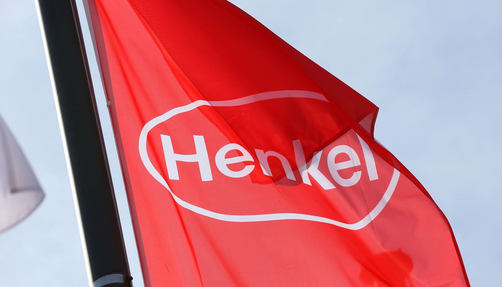 Crvena zastava sa Henkelovim logotipom 