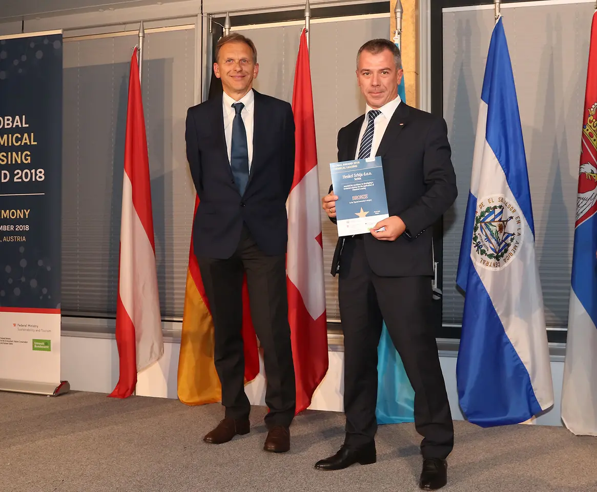 Na svečanoj ceremoniji u okviru UNIDO „Green Chemistry“ konferencije održane 6. novembra Beču, Henkel Srbija je osvojila nagradu „Global Chemical Leasing“ za inovaciju „Henkel-Online-Support-System“ – HOSS.